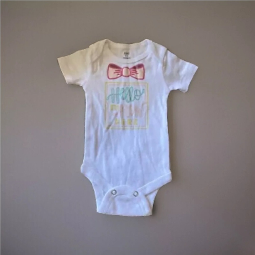 ArtMinds Childs White Short Sleeve Bodysuit 0-3 Mths One piece“I’m New Here” NWT